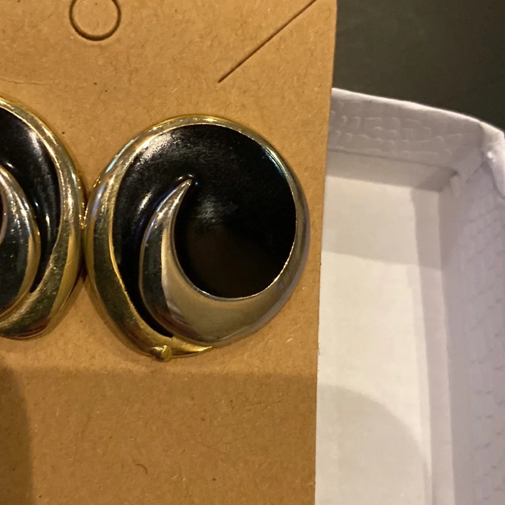 Women’s VTG black enamel silver/gold tone circle w/swirl post pierced earrings